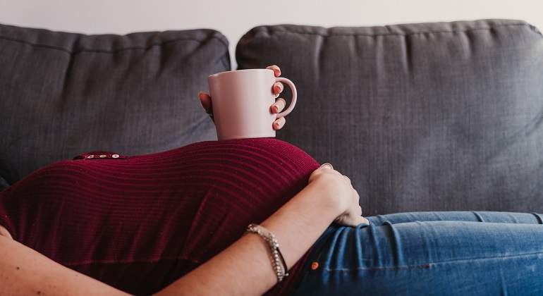 Una-mujer-embarazada-sosteniendo-una-taza-iStock.jpg