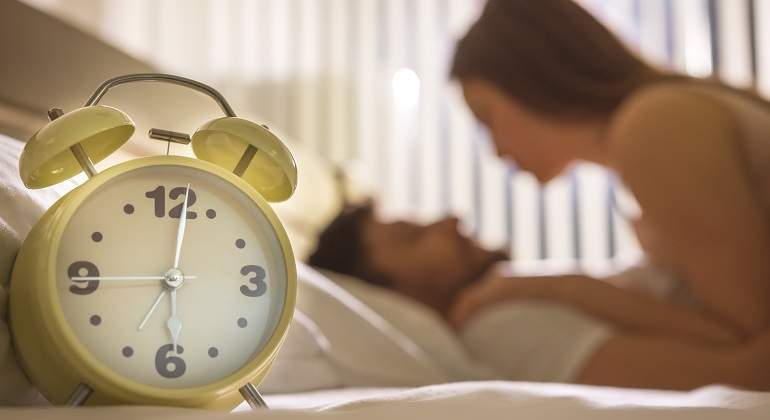 Un-reloj-y-una-pareja-en-cama-iStock.jpg