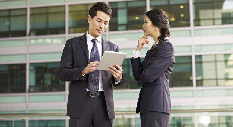 chinos-directivos-tablet-770-istock.jpg