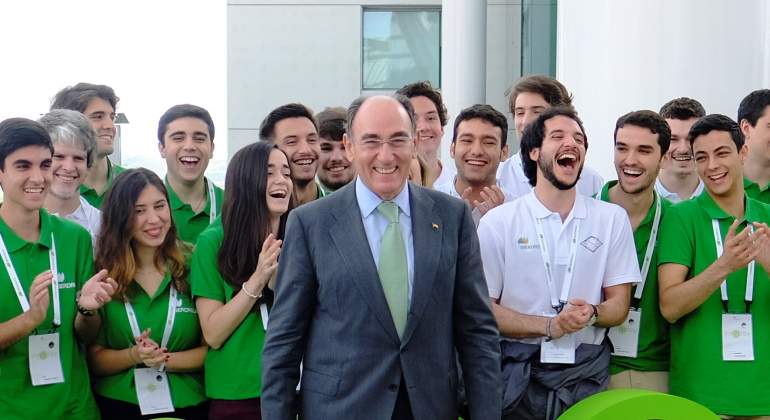 Ignacio S Galn con jvenes estudiantes