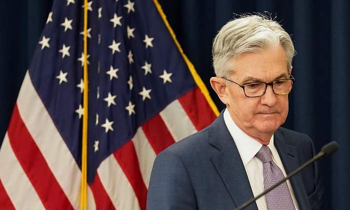 jerome-powell-fed-reserva-federal-bandera-eeuu-serio-30abril2020-reuters.jpg