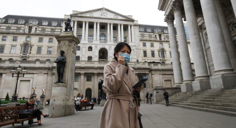 mujer-mascarilla-coronavirus-banco-de-inglaterra-BoE-reino-unido-sede-reuters-770x420.jpg