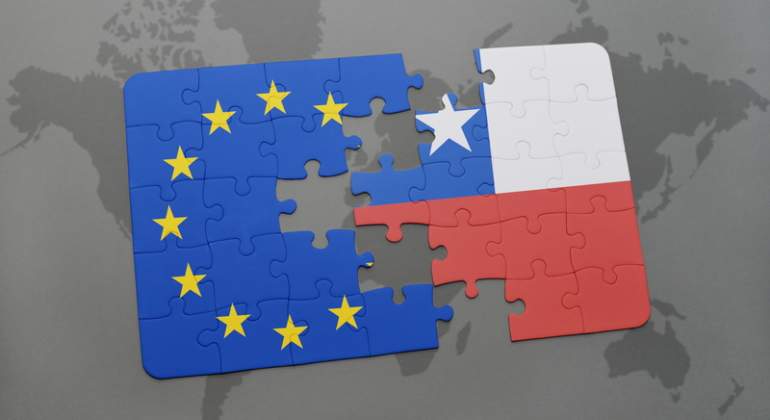 Relaciones entre Chile y la Unin Europea piezas de un puzle con sendas banderas