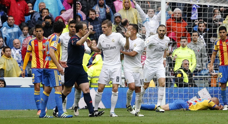 Borbalan-gol-Benzema-RealMadrid-Valencia-2016-EFE.jpg