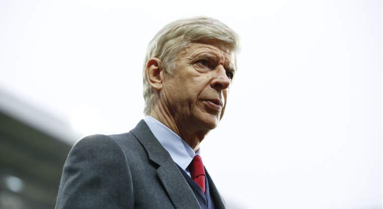 wenger-770-con-traje.jpg