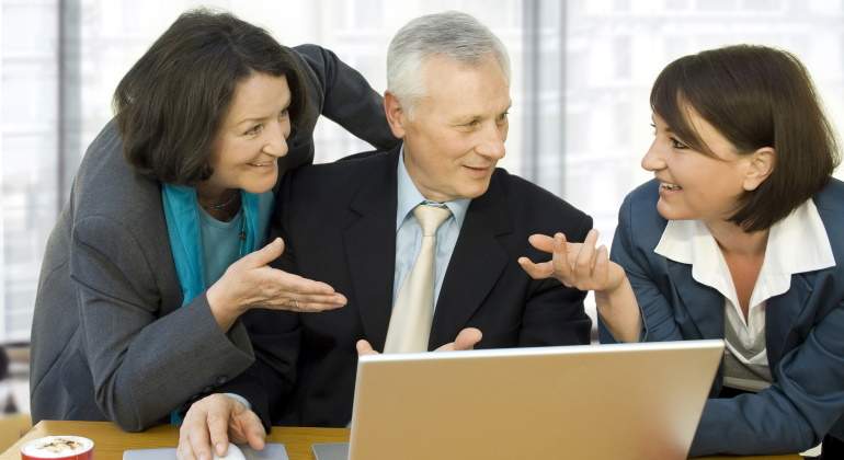 empresa-familiar-madre-padre-hija-dreamstime.jpg