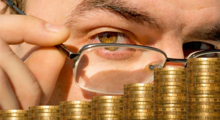 monedas-hombre-gafas.jpg