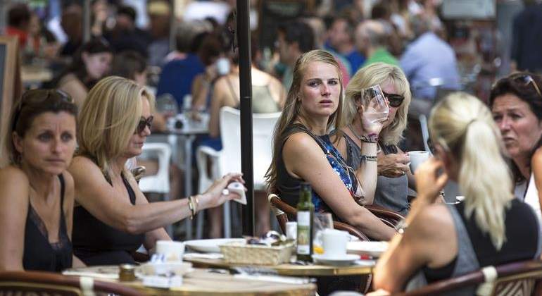 turistas-terraza-efe.jpg