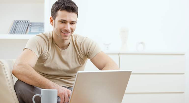 hombre-feliz-ordenador-dreamstime.jpg