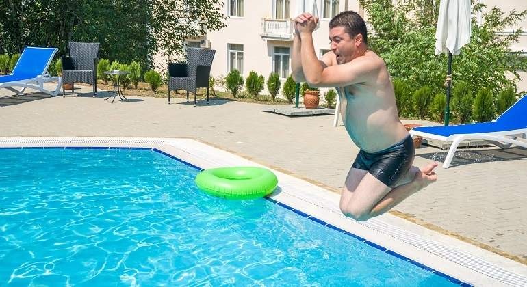 piscina-casa-hombre-saltando-dreamstime.jpg