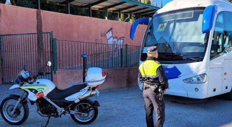 EuropaPress_4215776_control_autobus_escolar_policia_local_jaen_archivo-1.jpg