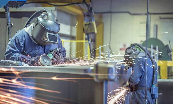 trabajadores-fabrica-calarios.jpg