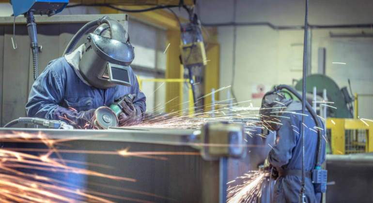 trabajadores-fabrica-calarios.jpg