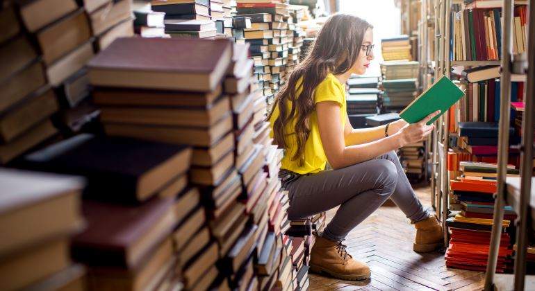biblioteca-joven-leyendo-770.jpg