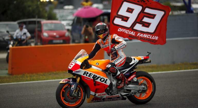 Marquez-dorsal-93-bandera-celebra-reuters.jpg