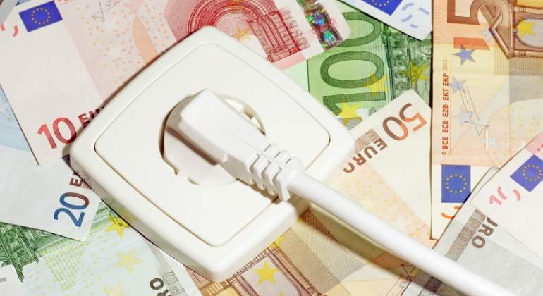 enchufe-billetes-dreamstime.jpg