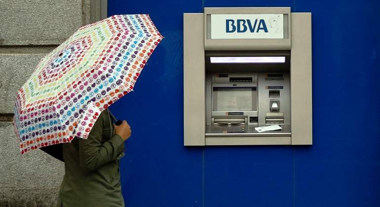 bbva-paraguas-reuters.jpg