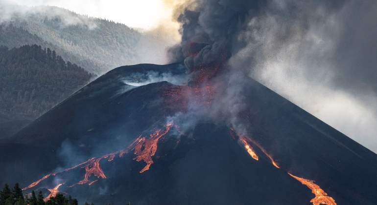 volcan-palma-cumbre-vieja-humo-efe.jpg