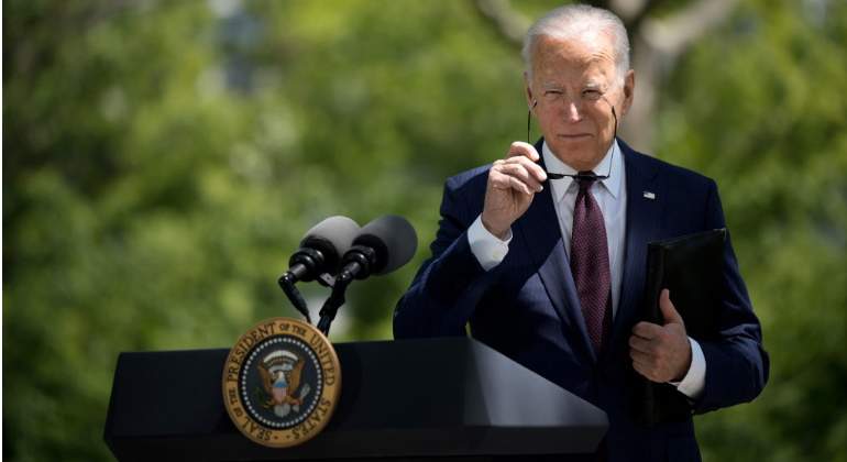 joe-biden-presidente-eeuu-estados-unidos-atril-microfonos-gafas-sol-27abril2021-getty-770x420.jpg