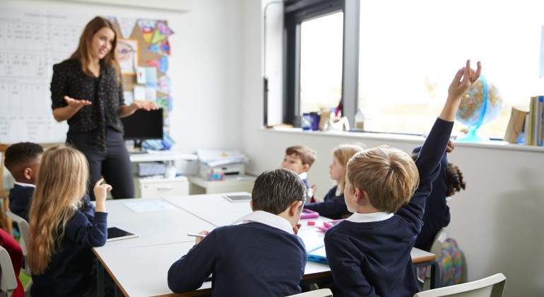 ninos-en-un-aula-levantando-la-mano.jpg