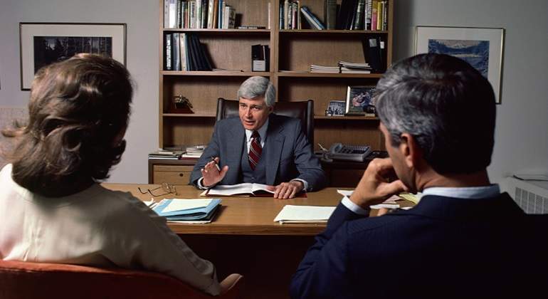 Asesor-con-clientes-Istock-770x-420.jpg