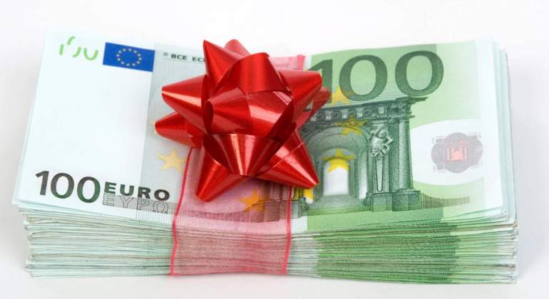 donacion-dinero-padre-hijo.jpg
