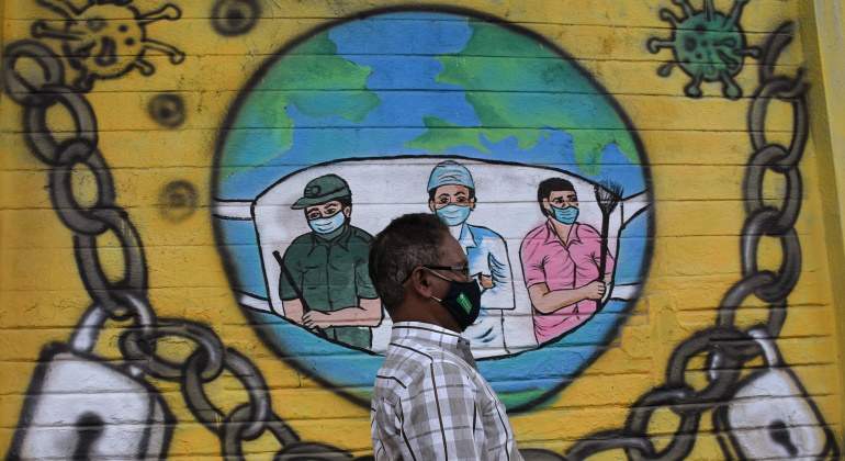hombre-camina-india-mural-coronavirus-getty.jpg