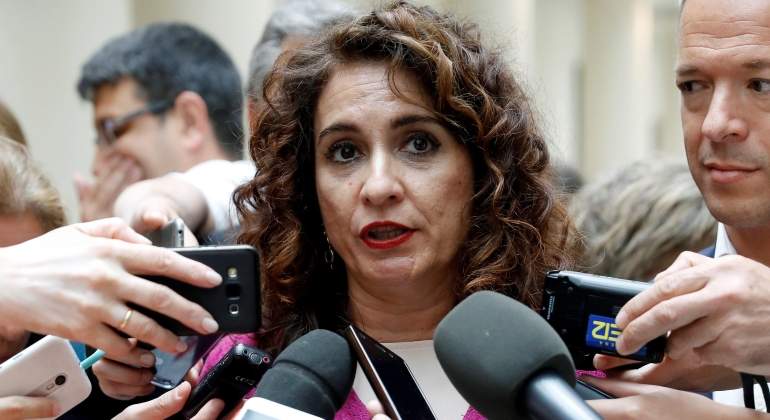 montero-maria-jesus-microfonos-efe.jpg
