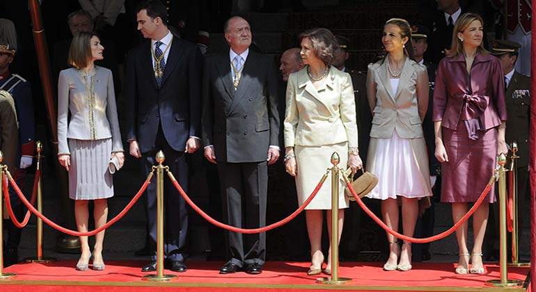Familia-Real-e-Infantas-Elena-y-Cristina.jpg