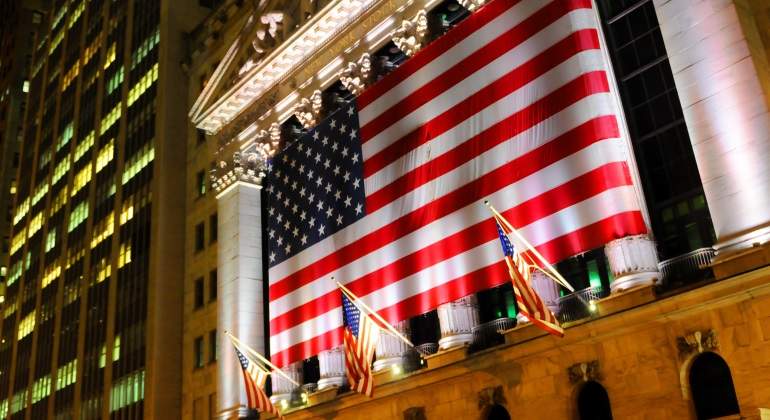 wall-street-noche-banderas.jpg