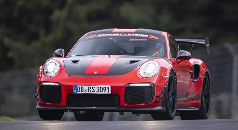Porsche-GT2-RS-MR-record-nurburgring-01.jpg