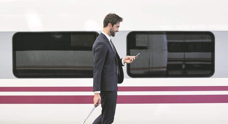 pasajero-renfe-anden-especial-tecnologia.jpg