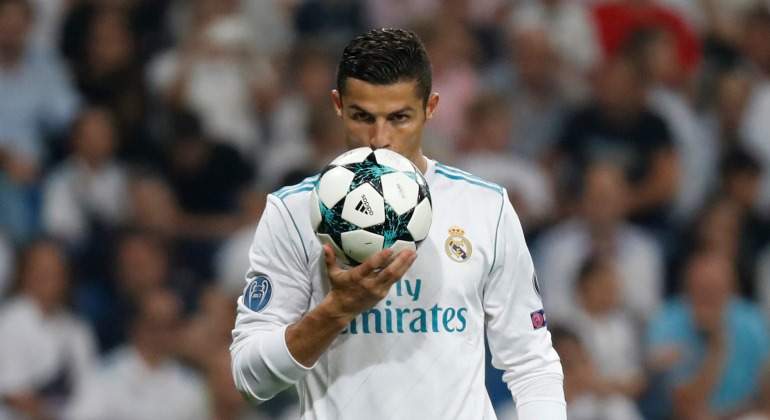 CR7-besa-balon-champions-2017-Reuters.jpg