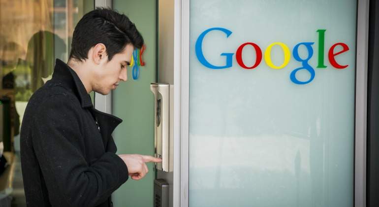 google-hombre-dreamstime.jpg
