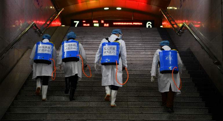 coronavirus-hombres-fumigan-reuters.jpg