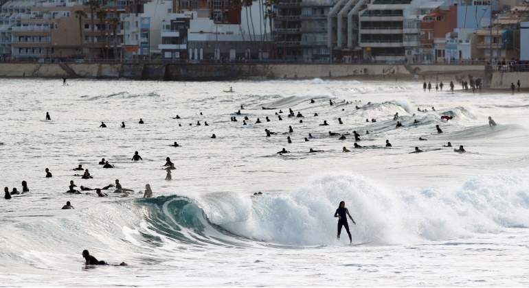 coronavirus-canarias-surf-playa-reuters.jpg