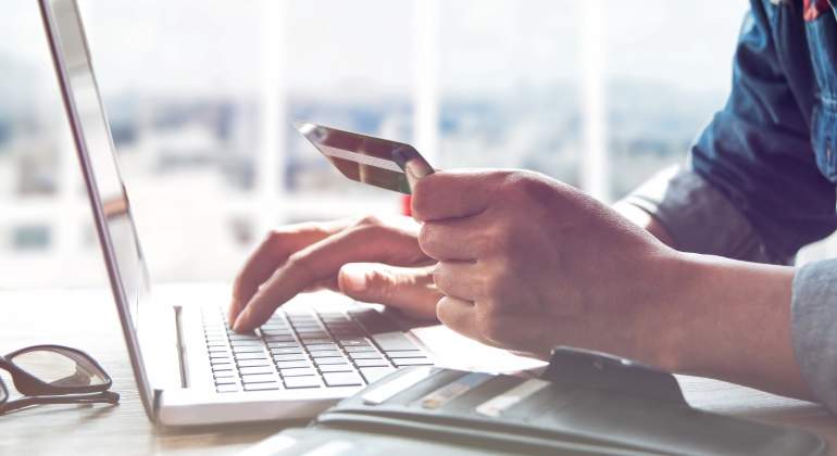 Una persona paga con tarjeta una compra online