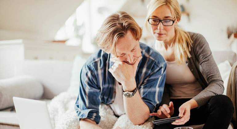 factura-pareja-revisar-getty.jpg