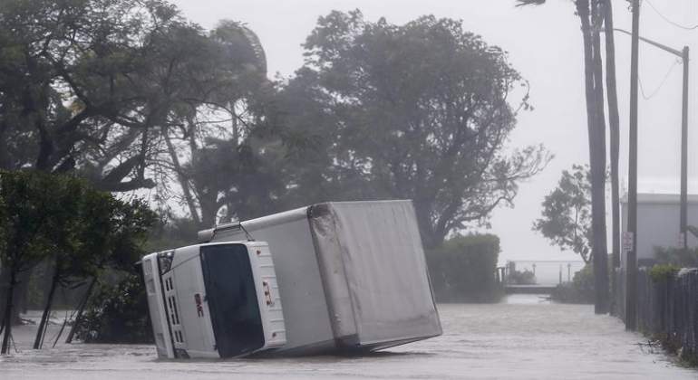camion-volcado-huracan-irma-florida.jpg