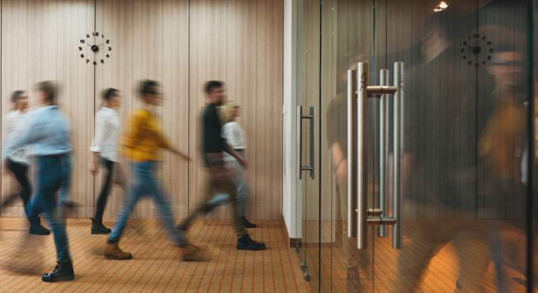 Trabajadores jvenes caminan en un espacio de coworking
