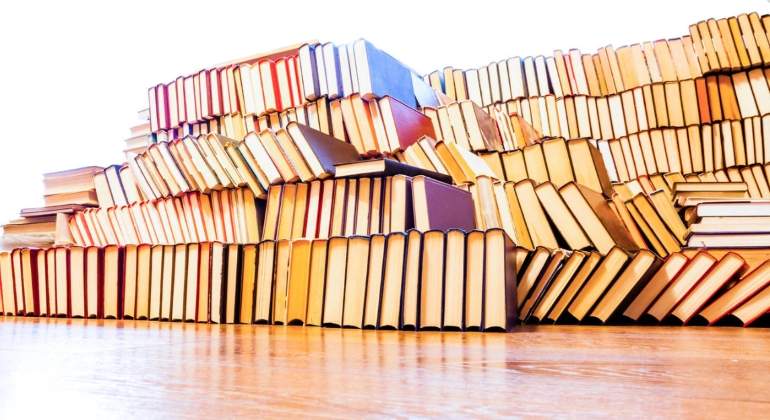 libros-suelo-alamy.jpg