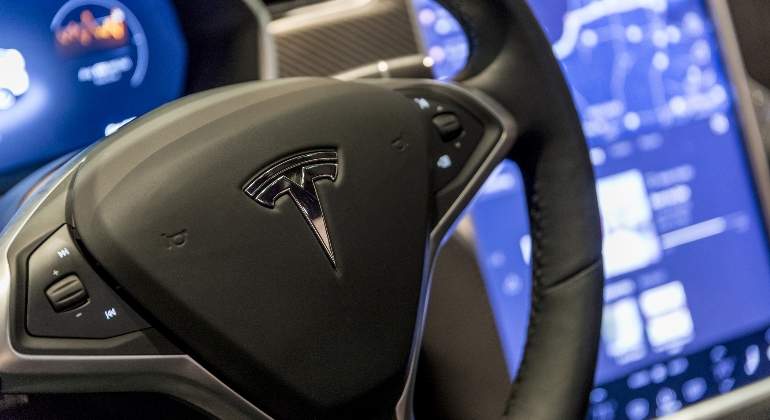 volante-tesla-dreamstime.jpg