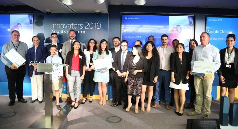 Ganadores y participantes en la final de Innovators de Indra