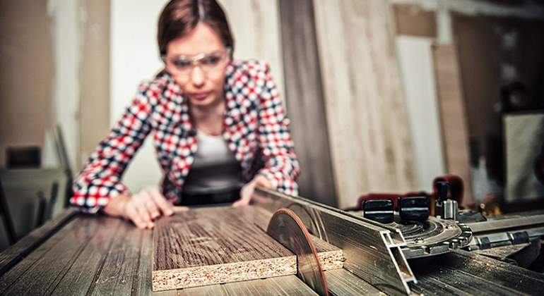 trabajador-madera-carpinteria-770.jpg