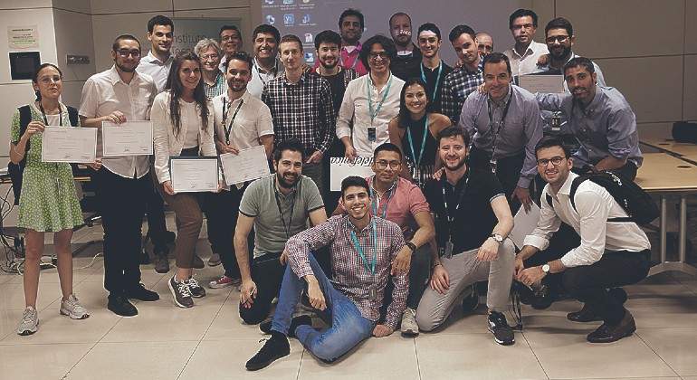 Entrega-de-diplomas-del-Programa-Superior-de-Big-Data.jpg