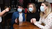 Un estudio sugiere que el coronavirus apenas puede contagiar suspendido en el aire en entornos cerrados