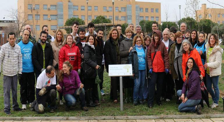 Foto-Familia_Reforestacion_Campus_Fuenlabrada1111111111111.jpg