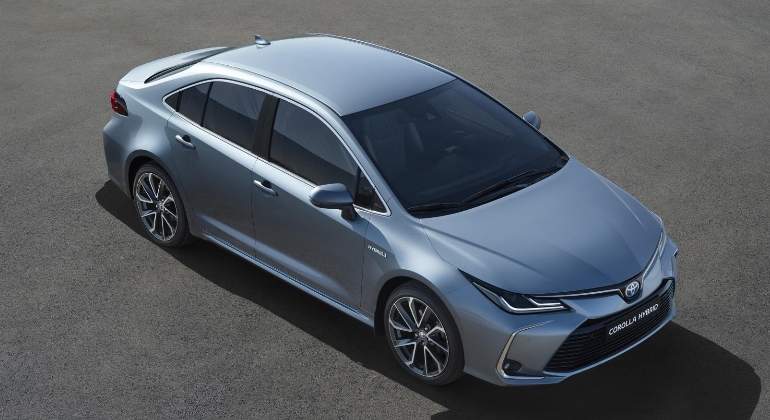 toyota-corolla-hybrid-sedan-2019-01.jpg