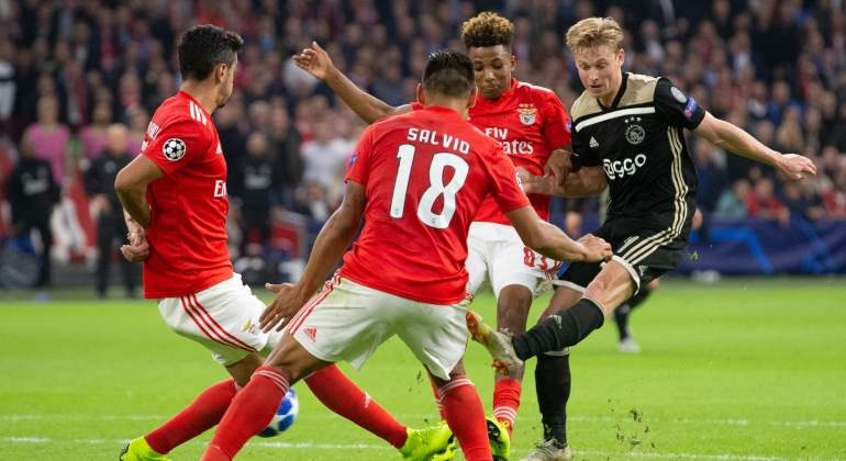 dejong-ajax-benfica-2018-getty.jpg