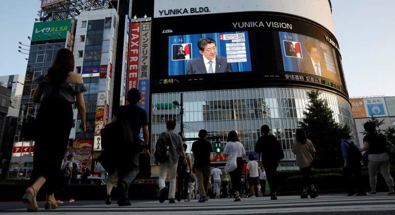 abe-shinzo-renuncia-japon-pantalla-reuters.jpg